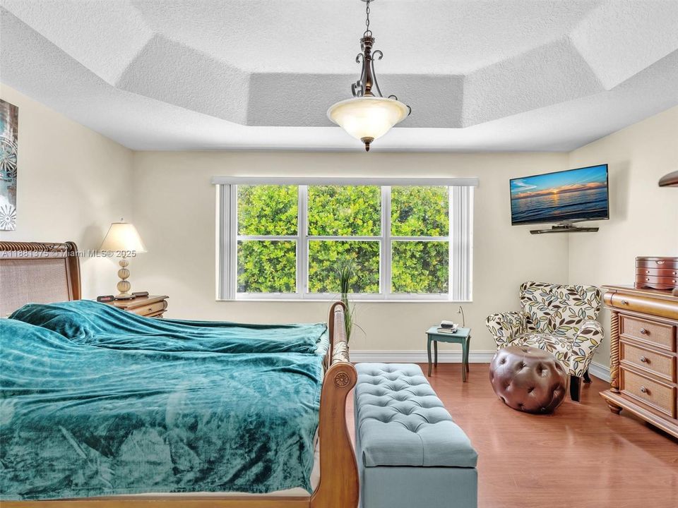 Activo con contrato: $735,000 (5 camas, 3 baños, 2637 Pies cuadrados)