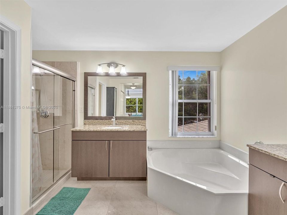 Activo con contrato: $735,000 (5 camas, 3 baños, 2637 Pies cuadrados)