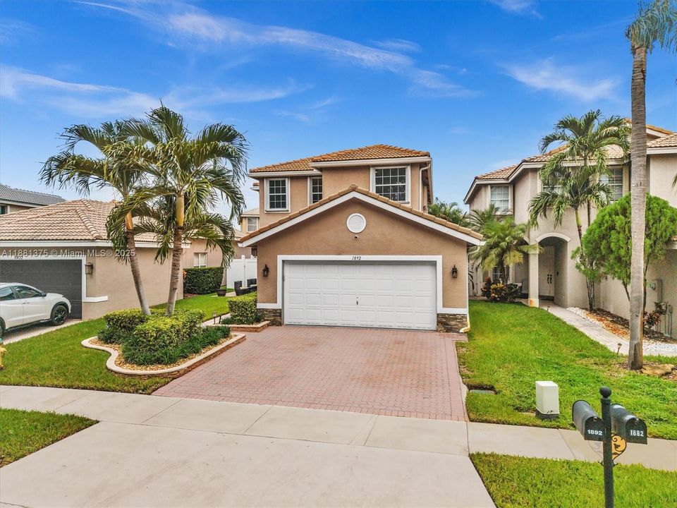 Activo con contrato: $735,000 (5 camas, 3 baños, 2637 Pies cuadrados)