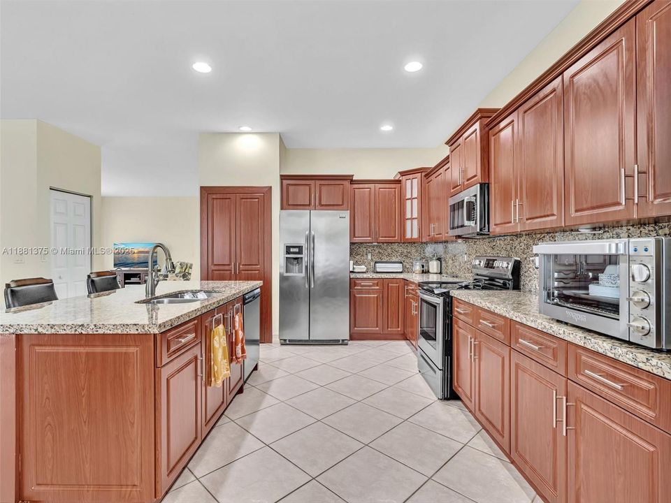 Activo con contrato: $735,000 (5 camas, 3 baños, 2637 Pies cuadrados)