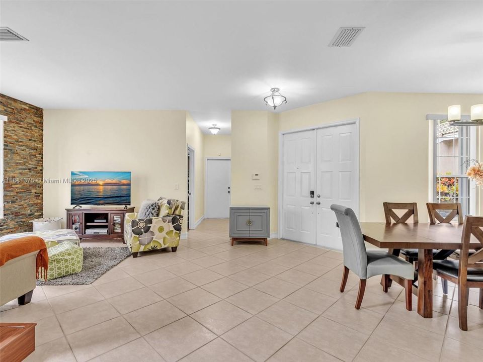 Activo con contrato: $735,000 (5 camas, 3 baños, 2637 Pies cuadrados)