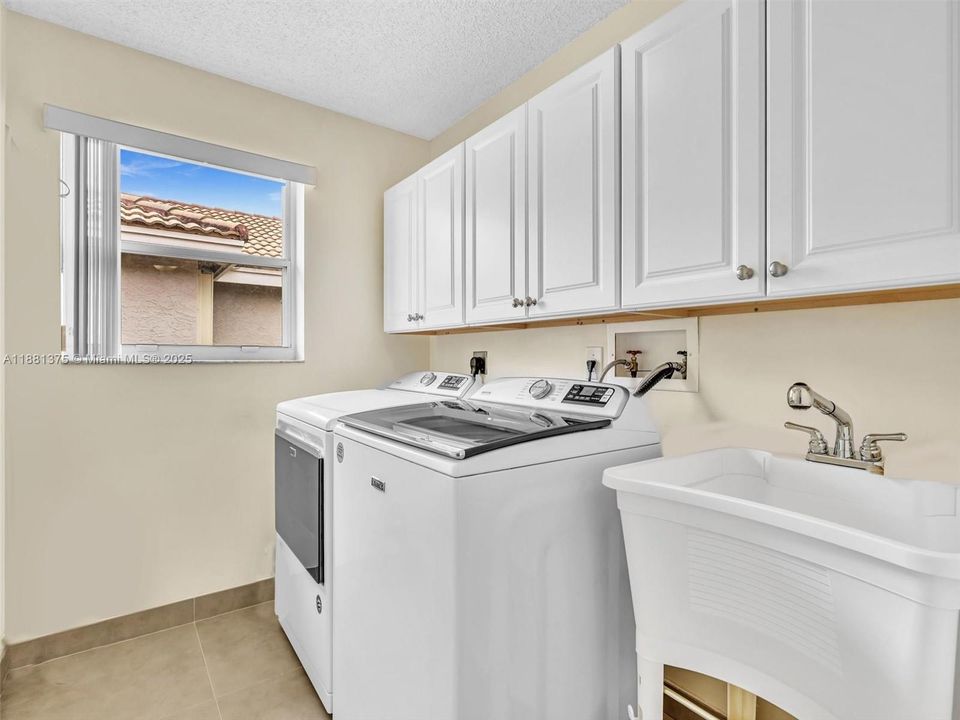 Activo con contrato: $735,000 (5 camas, 3 baños, 2637 Pies cuadrados)