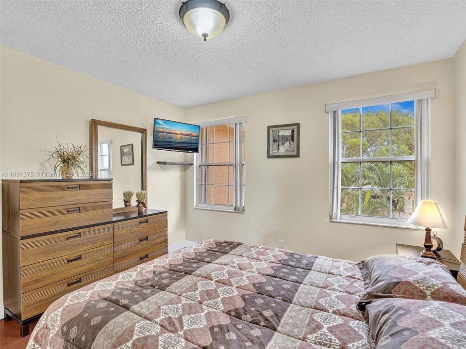 Activo con contrato: $735,000 (5 camas, 3 baños, 2637 Pies cuadrados)