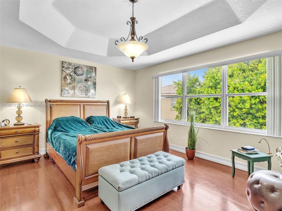 Activo con contrato: $735,000 (5 camas, 3 baños, 2637 Pies cuadrados)