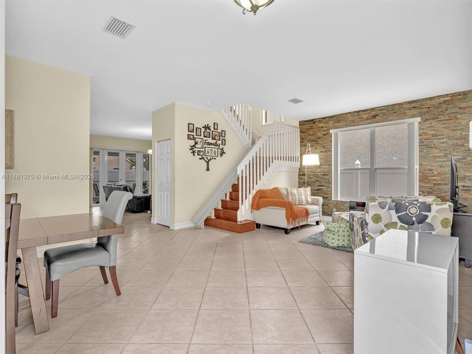 Activo con contrato: $735,000 (5 camas, 3 baños, 2637 Pies cuadrados)