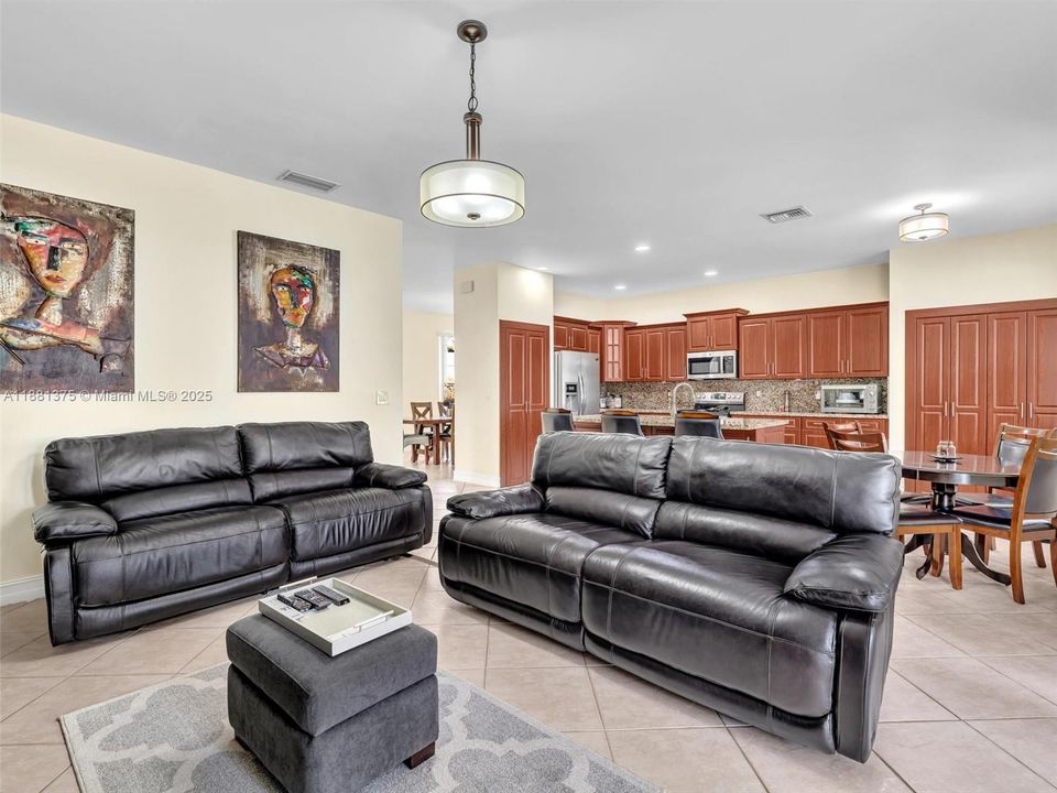 Activo con contrato: $735,000 (5 camas, 3 baños, 2637 Pies cuadrados)