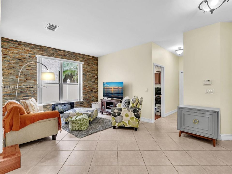 Activo con contrato: $735,000 (5 camas, 3 baños, 2637 Pies cuadrados)