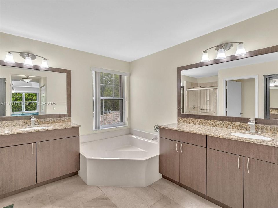 Activo con contrato: $735,000 (5 camas, 3 baños, 2637 Pies cuadrados)