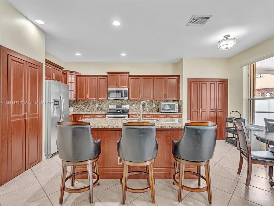 Activo con contrato: $735,000 (5 camas, 3 baños, 2637 Pies cuadrados)