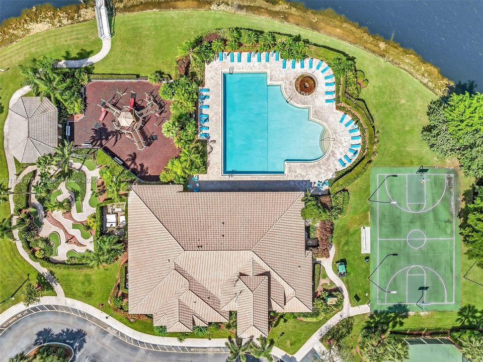 Activo con contrato: $735,000 (5 camas, 3 baños, 2637 Pies cuadrados)