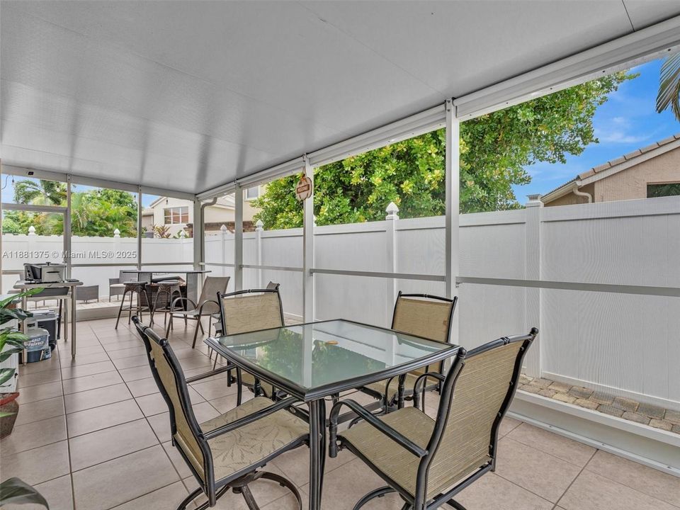 Activo con contrato: $735,000 (5 camas, 3 baños, 2637 Pies cuadrados)