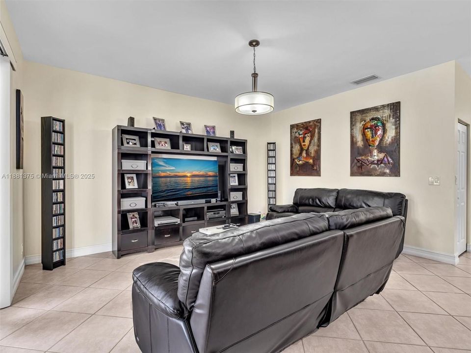 Activo con contrato: $735,000 (5 camas, 3 baños, 2637 Pies cuadrados)