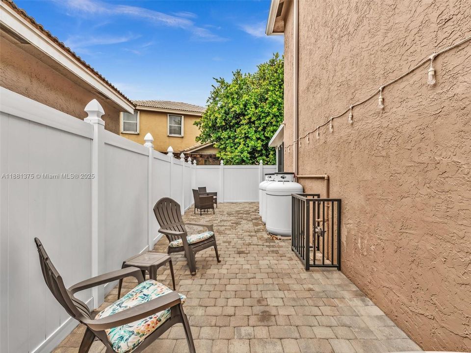 Activo con contrato: $735,000 (5 camas, 3 baños, 2637 Pies cuadrados)