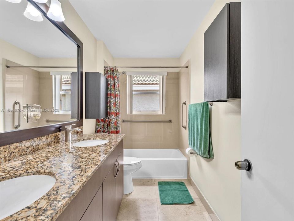 Activo con contrato: $735,000 (5 camas, 3 baños, 2637 Pies cuadrados)