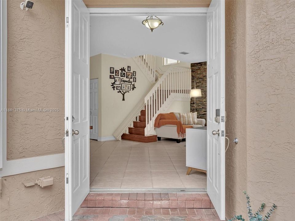 Activo con contrato: $735,000 (5 camas, 3 baños, 2637 Pies cuadrados)