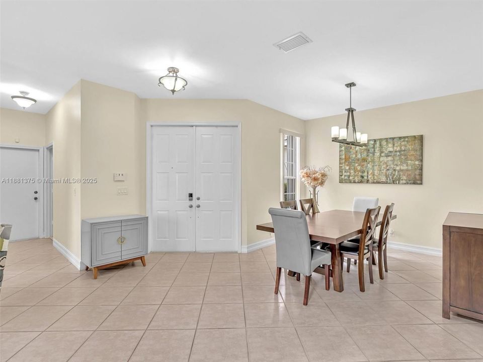 Activo con contrato: $735,000 (5 camas, 3 baños, 2637 Pies cuadrados)