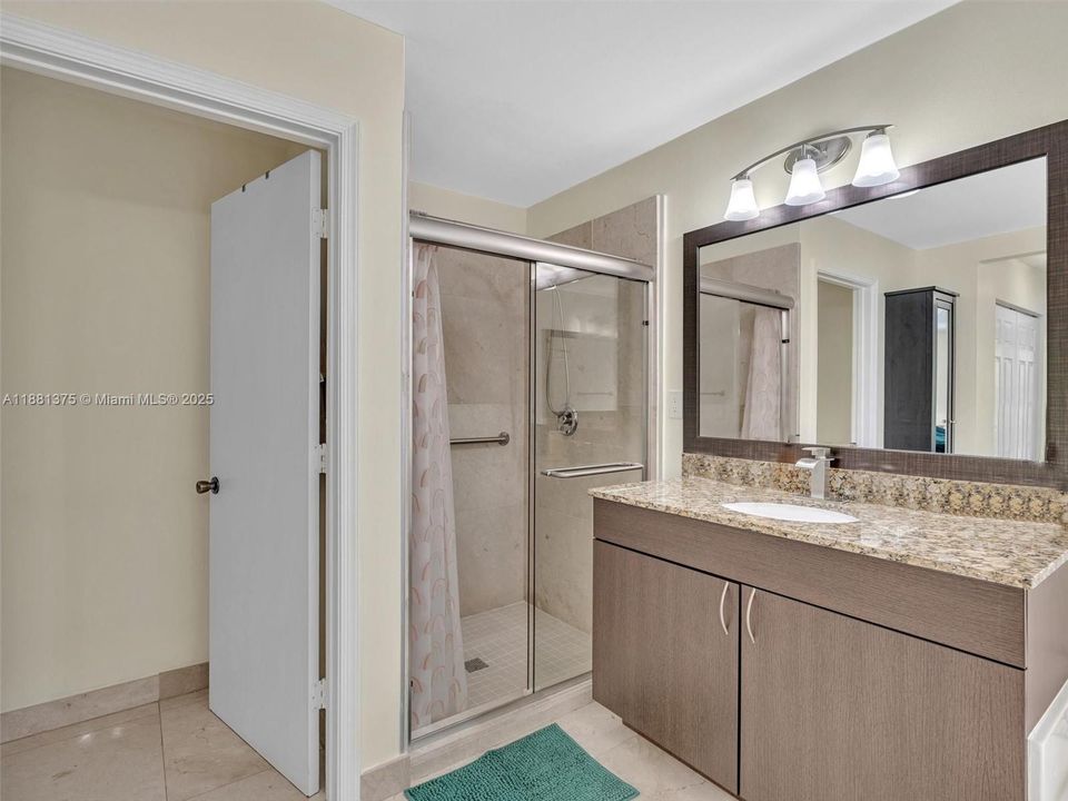 Activo con contrato: $735,000 (5 camas, 3 baños, 2637 Pies cuadrados)