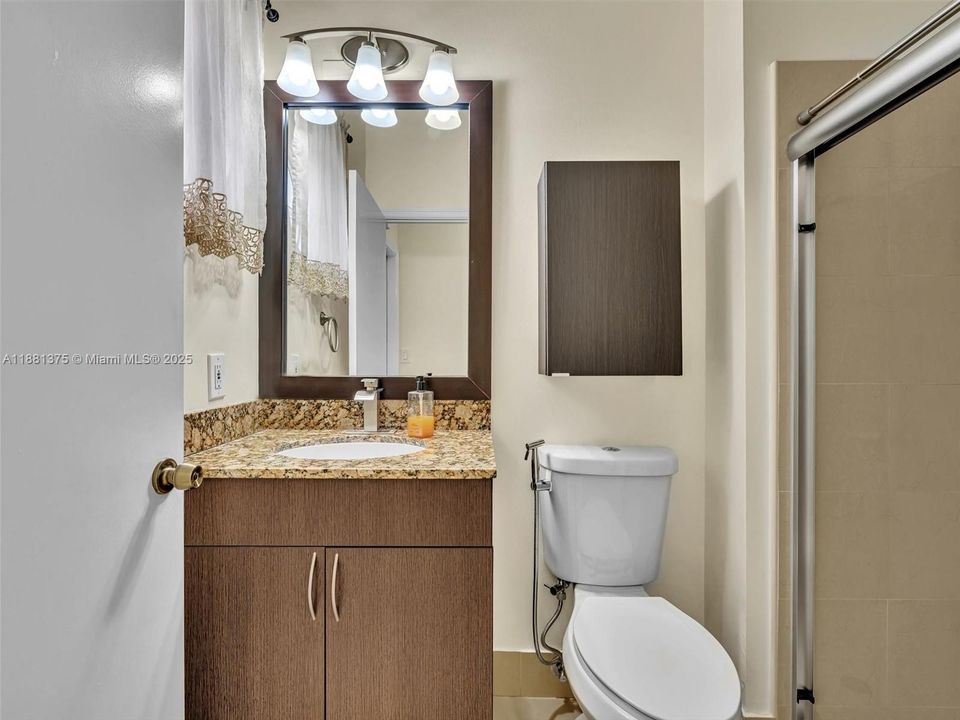 Activo con contrato: $735,000 (5 camas, 3 baños, 2637 Pies cuadrados)