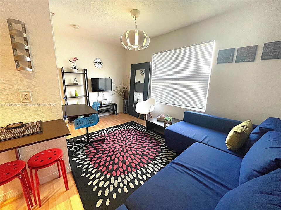 合同活跃: $250,000 (1 贝兹, 1 浴室, 443 平方英尺)