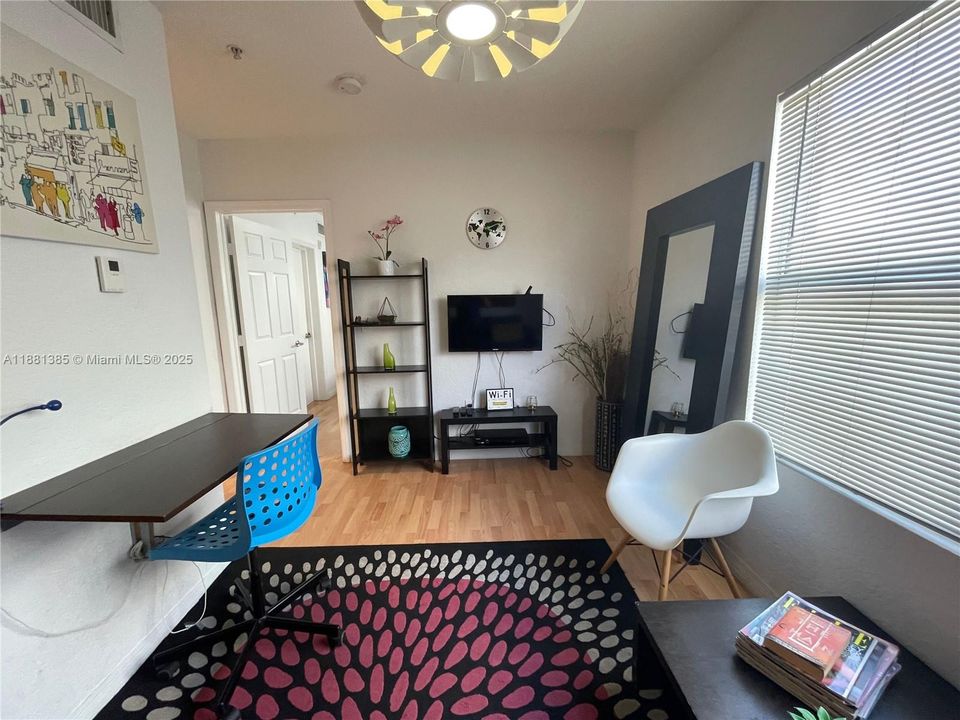 合同活跃: $250,000 (1 贝兹, 1 浴室, 443 平方英尺)