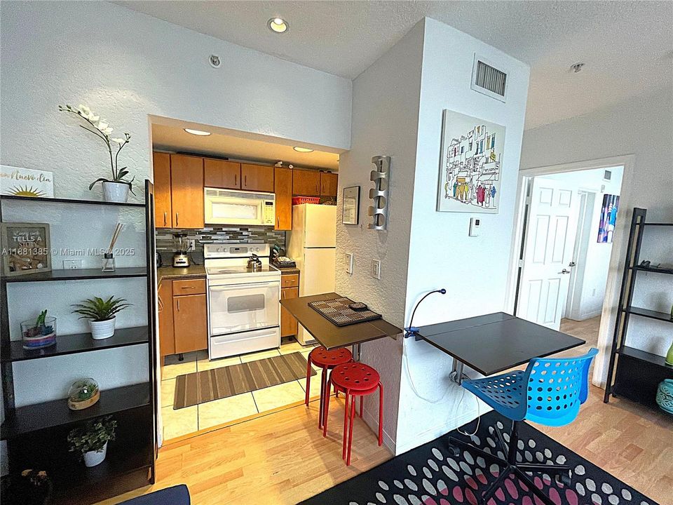 合同活跃: $250,000 (1 贝兹, 1 浴室, 443 平方英尺)