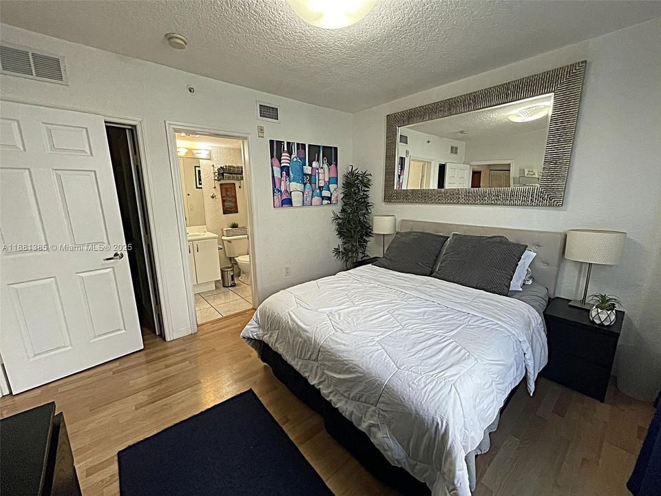 合同活跃: $250,000 (1 贝兹, 1 浴室, 443 平方英尺)