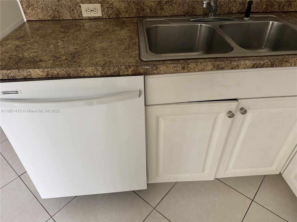 На продажу: $225,000 (2 спален, 2 ванн, 950 Квадратных фут)