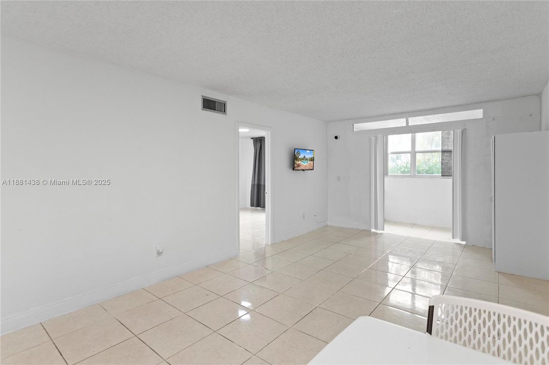 На продажу: $117,000 (2 спален, 1 ванн, 790 Квадратных фут)