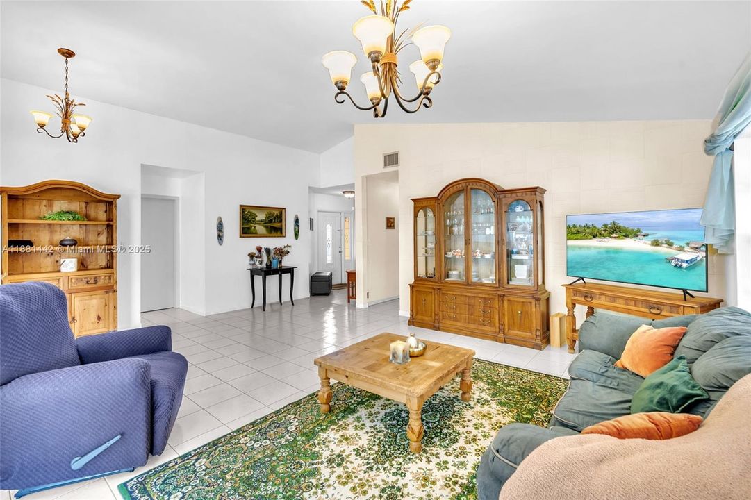 Activo con contrato: $645,000 (4 camas, 2 baños, 1757 Pies cuadrados)