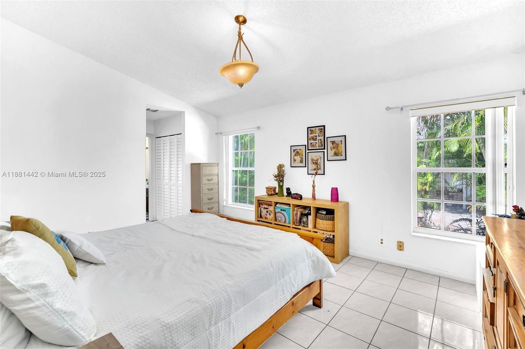 Activo con contrato: $645,000 (4 camas, 2 baños, 1757 Pies cuadrados)