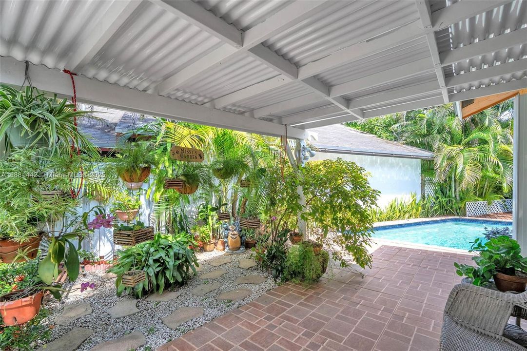 Activo con contrato: $645,000 (4 camas, 2 baños, 1757 Pies cuadrados)