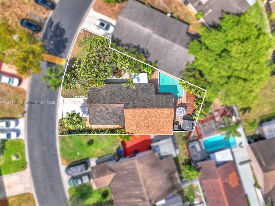 Activo con contrato: $645,000 (4 camas, 2 baños, 1757 Pies cuadrados)