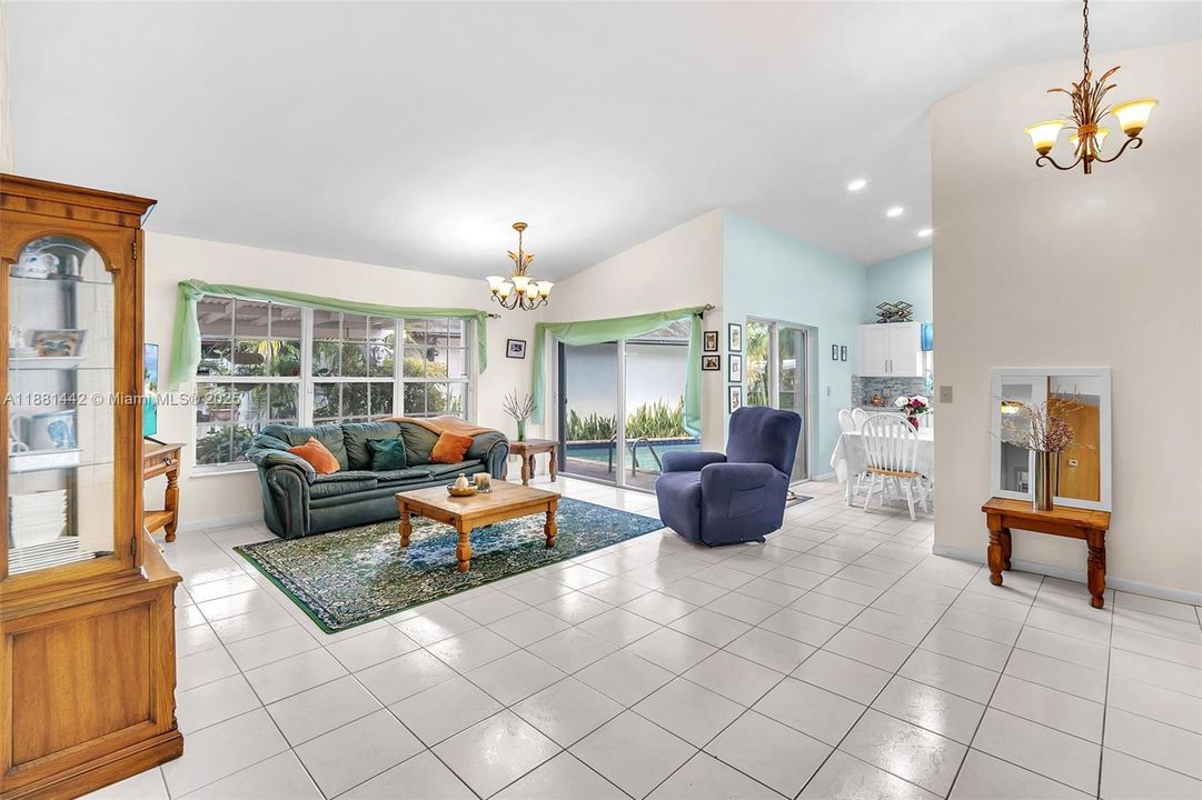 Activo con contrato: $645,000 (4 camas, 2 baños, 1757 Pies cuadrados)