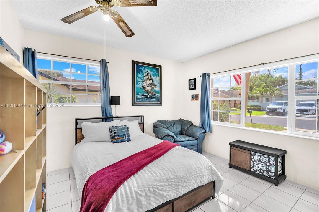 Activo con contrato: $645,000 (4 camas, 2 baños, 1757 Pies cuadrados)