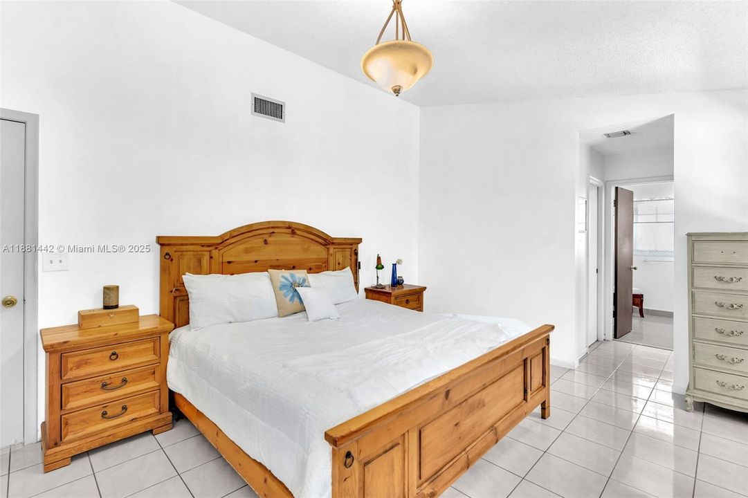 Activo con contrato: $645,000 (4 camas, 2 baños, 1757 Pies cuadrados)