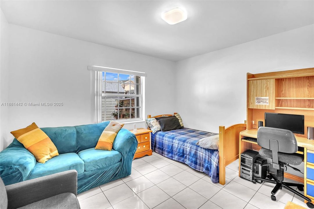 Activo con contrato: $645,000 (4 camas, 2 baños, 1757 Pies cuadrados)