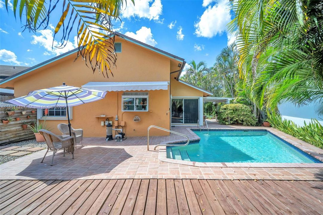 Activo con contrato: $645,000 (4 camas, 2 baños, 1757 Pies cuadrados)