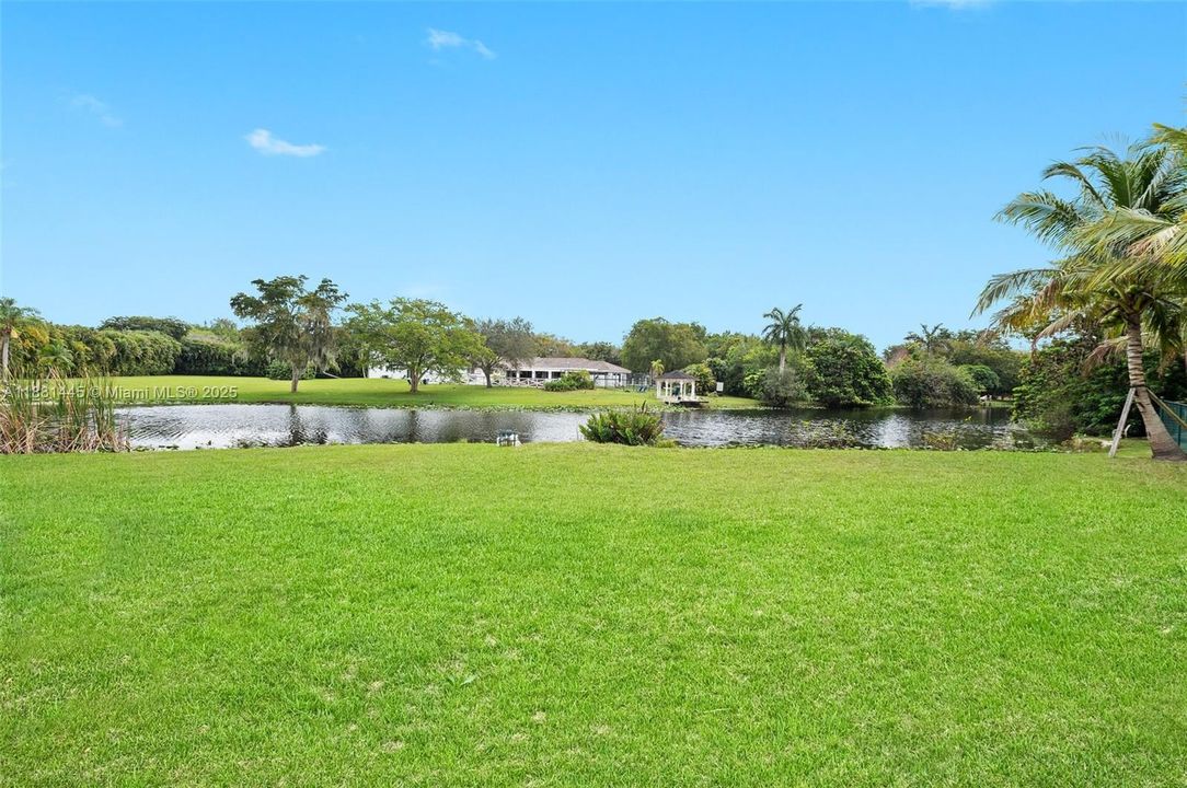 Waterfront - Lake - Expansive Green Space