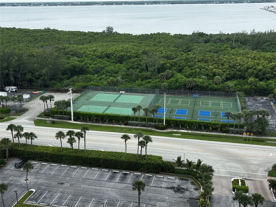 出租: $5,000 (2 贝兹, 2 浴室, 1421 平方英尺)