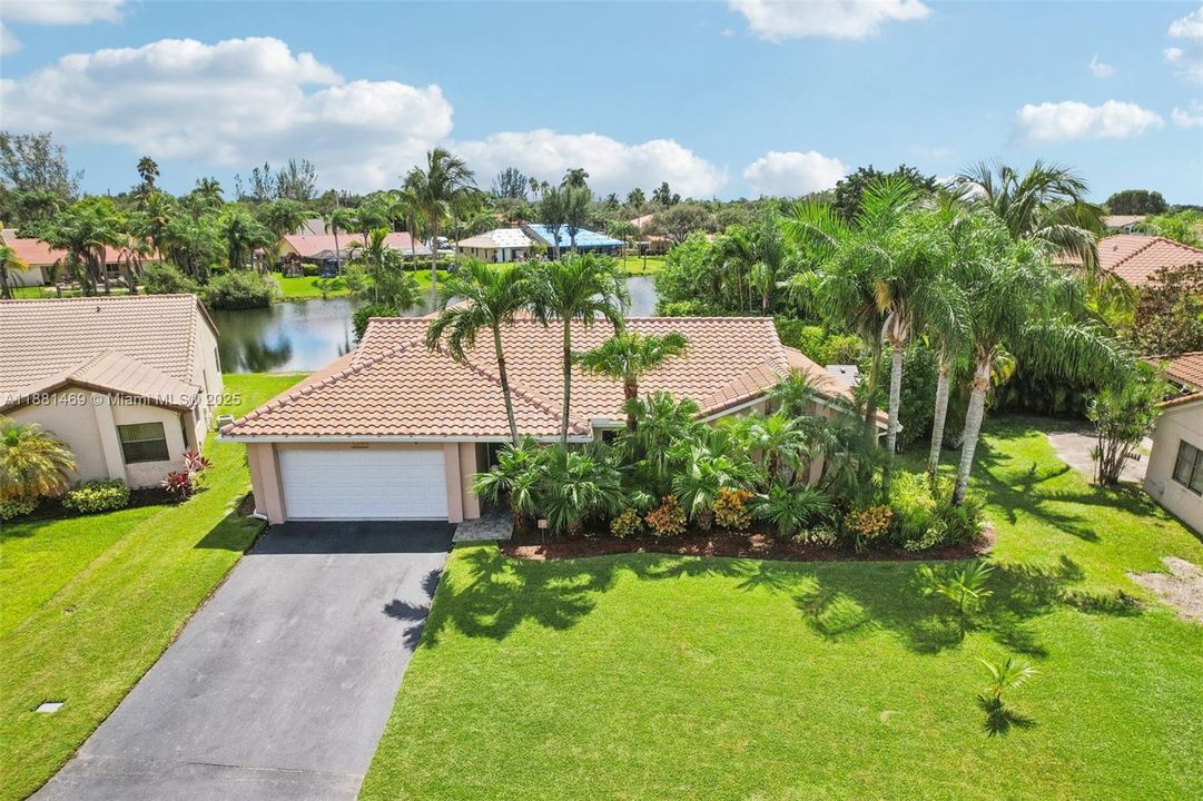 Под контрактом: $845,000 (4 спален, 2 ванн, 2080 Квадратных фут)