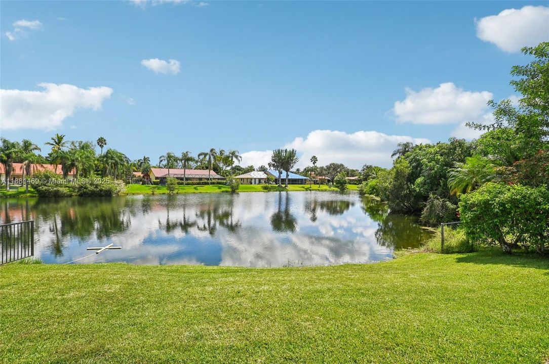 Под контрактом: $845,000 (4 спален, 2 ванн, 2080 Квадратных фут)