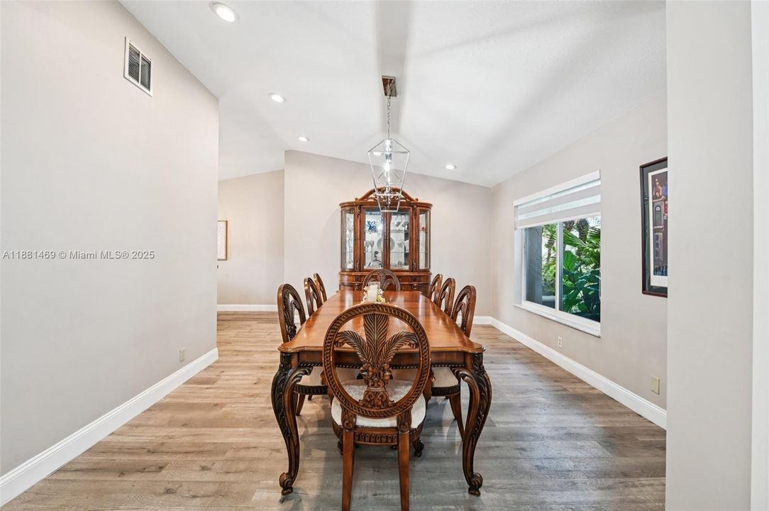 Под контрактом: $845,000 (4 спален, 2 ванн, 2080 Квадратных фут)