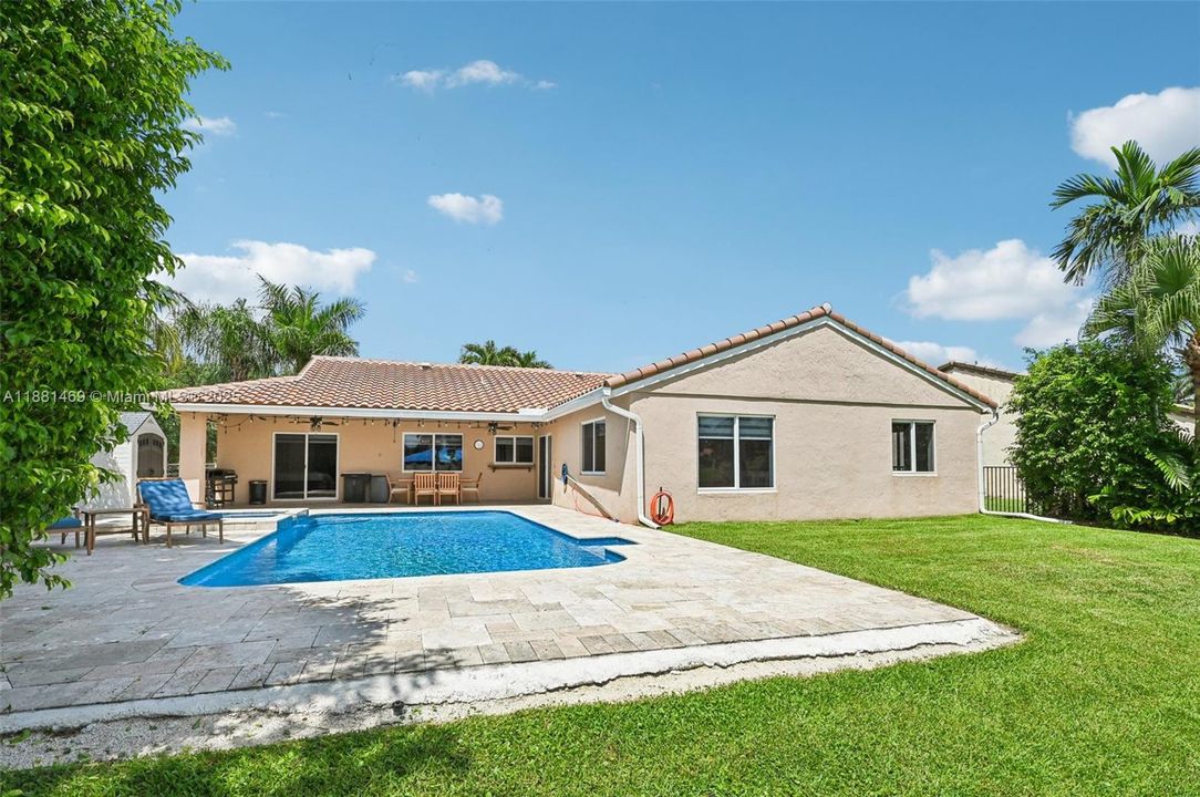 Под контрактом: $845,000 (4 спален, 2 ванн, 2080 Квадратных фут)