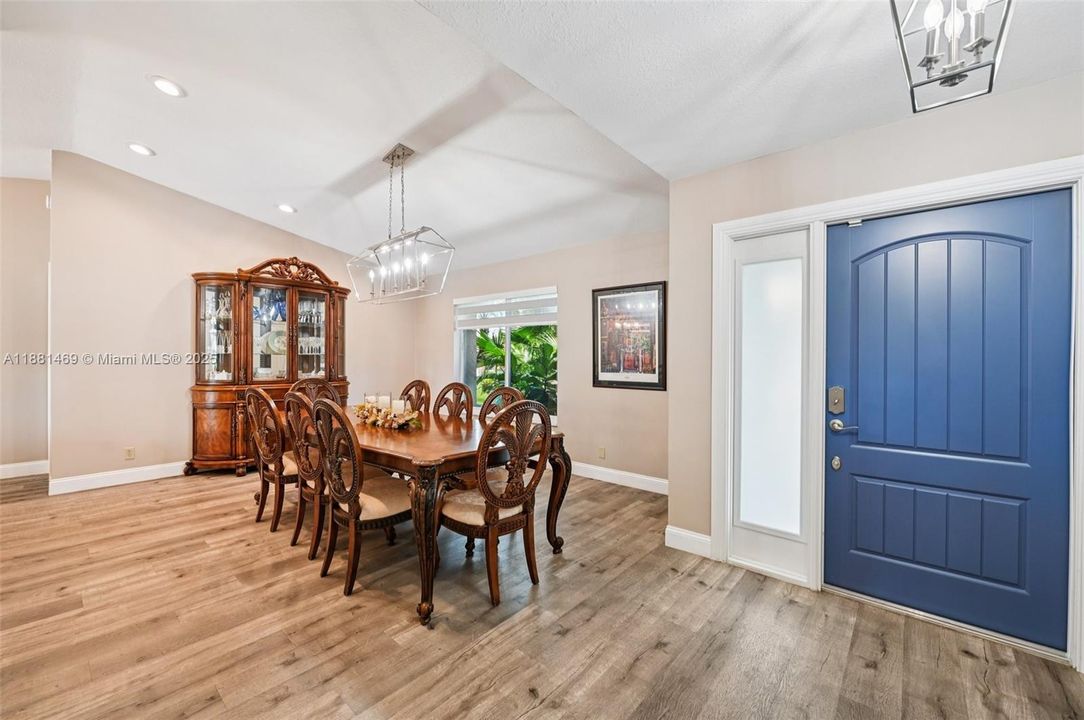 Под контрактом: $845,000 (4 спален, 2 ванн, 2080 Квадратных фут)