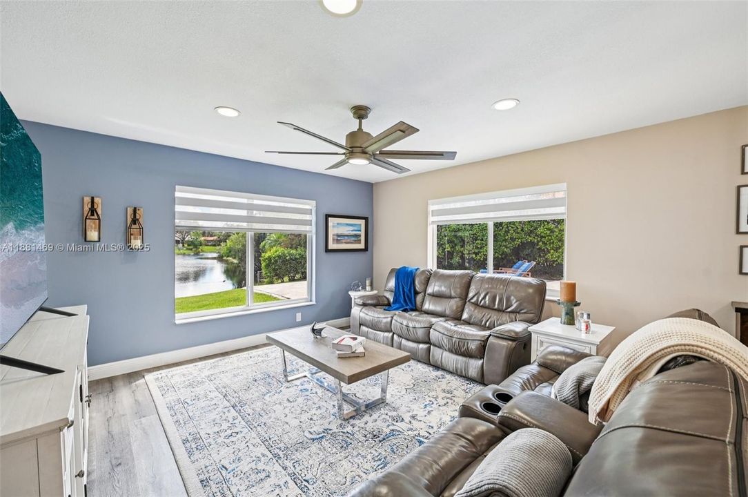 Под контрактом: $845,000 (4 спален, 2 ванн, 2080 Квадратных фут)