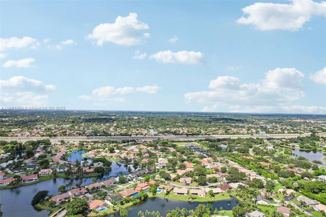 Под контрактом: $845,000 (4 спален, 2 ванн, 2080 Квадратных фут)