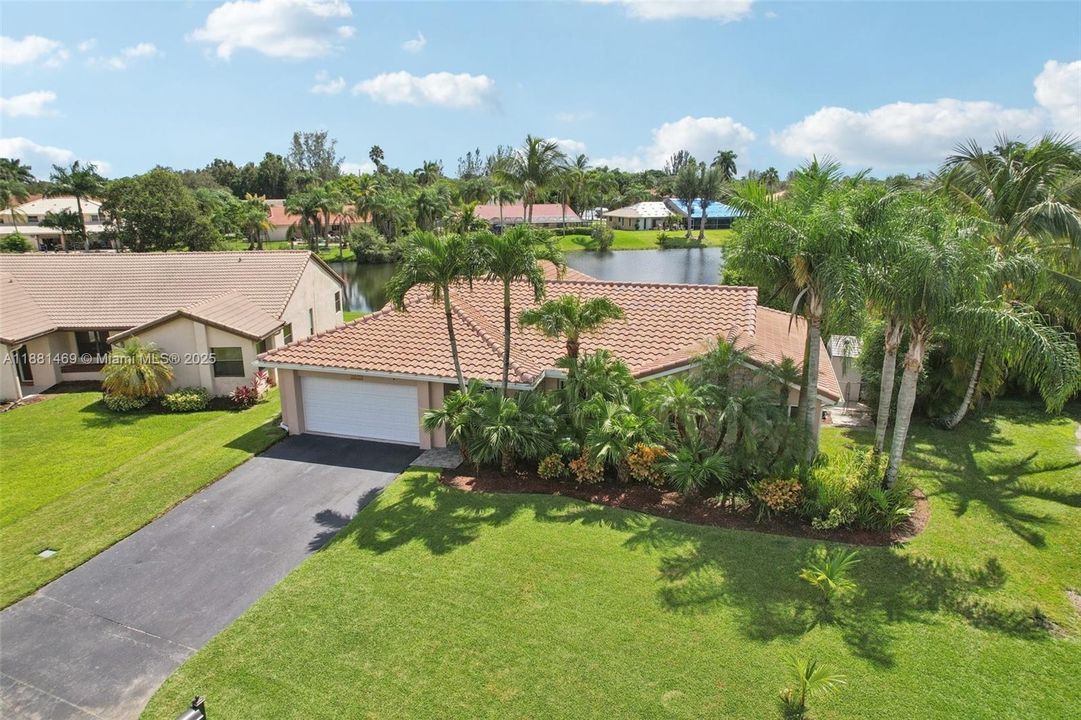 Под контрактом: $845,000 (4 спален, 2 ванн, 2080 Квадратных фут)