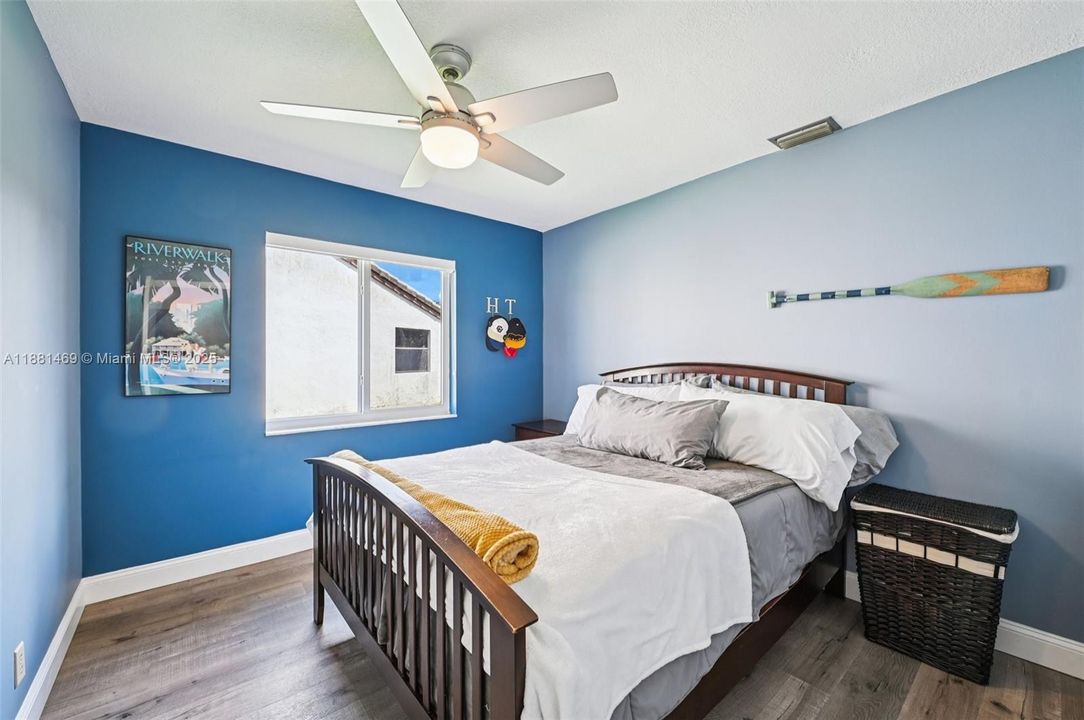 Под контрактом: $845,000 (4 спален, 2 ванн, 2080 Квадратных фут)