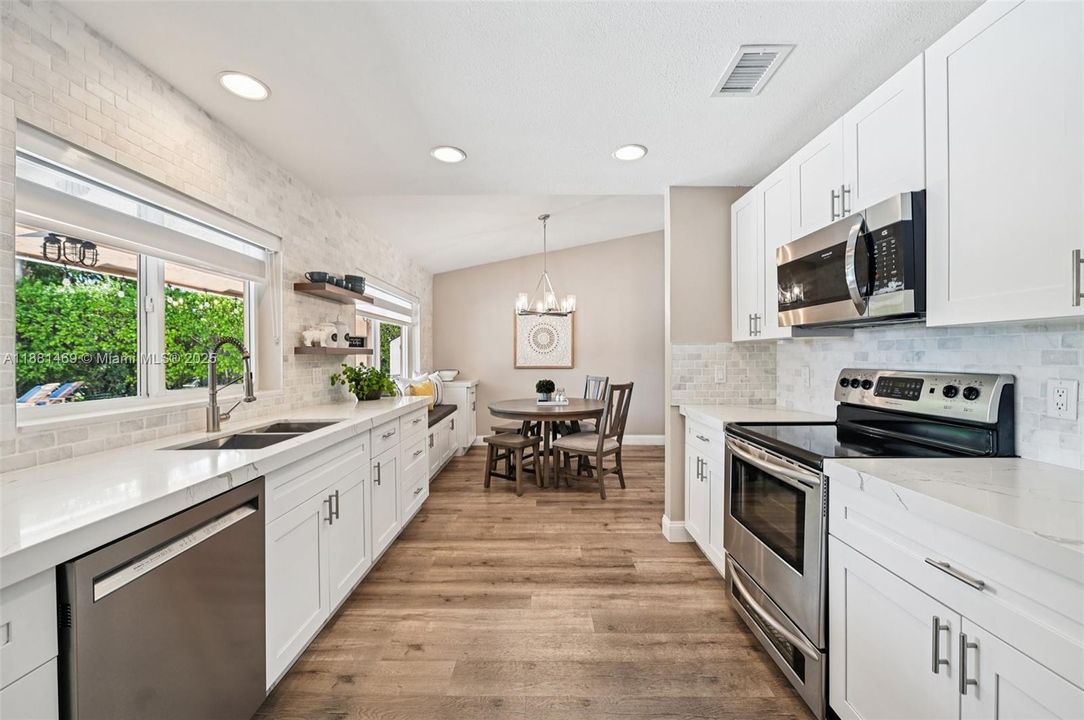 Под контрактом: $845,000 (4 спален, 2 ванн, 2080 Квадратных фут)