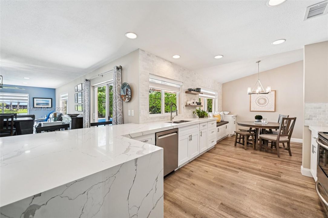 Под контрактом: $845,000 (4 спален, 2 ванн, 2080 Квадратных фут)